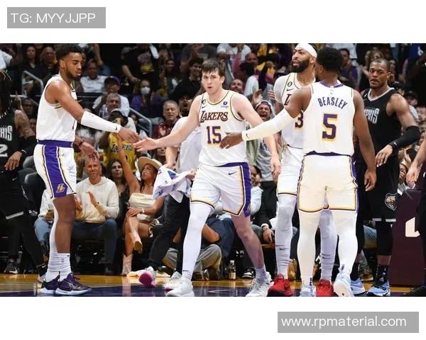 达拉斯小牛与湖人激战正酣谁能在NBA赛场上笑到最后